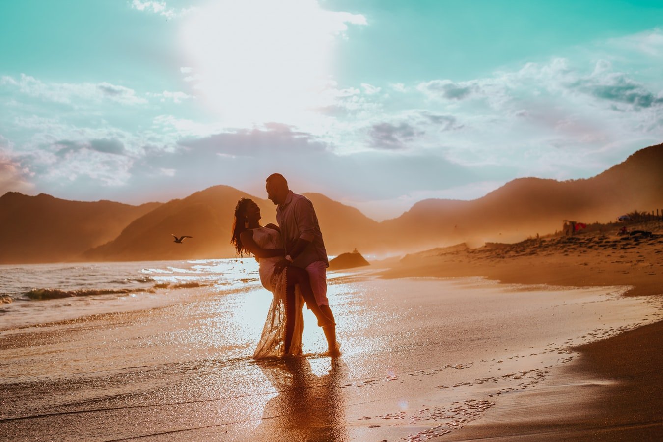 um cenário de viagens para casal em uma bela praia ao por do sol