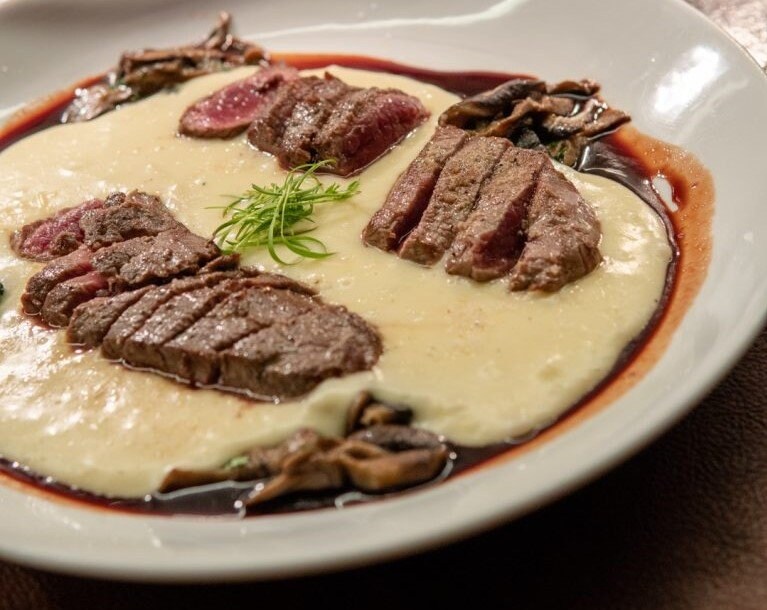 fotografia do lombo de cordeiro, um dos pratos mais pedidos no Sal, um dos melhores restaurantes de são paulo