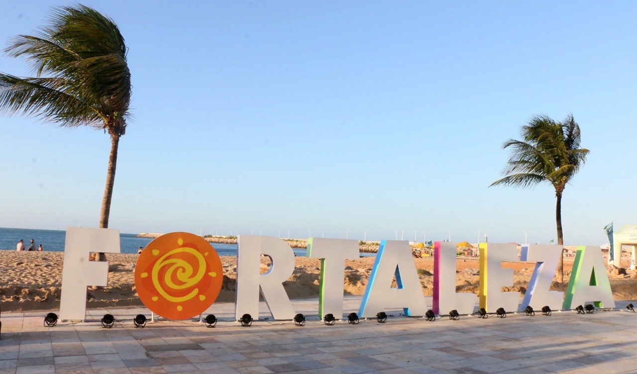 Letreiro escrito 'Fortaleza' exposto em um dos locais para se fazer um passeio em Fortaleza.