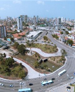 Cidade de Fortaleza vista de cima, com ruas e movimentada por carros.