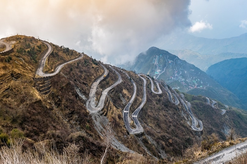 5 facts about the most dangerous road in India- Ziggzagging road